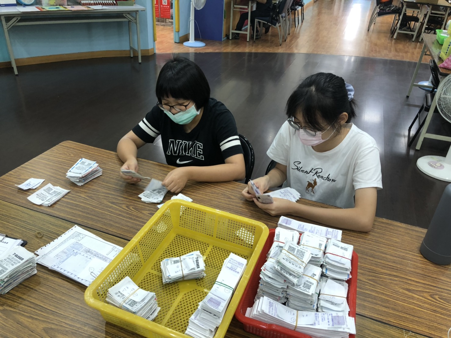 青年志工到創世基金會對發票 對到手快抽筋